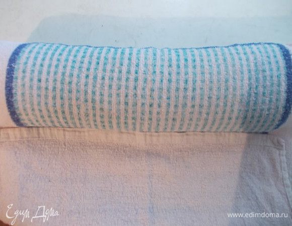 Свернуть рулетом и оставить остывать.