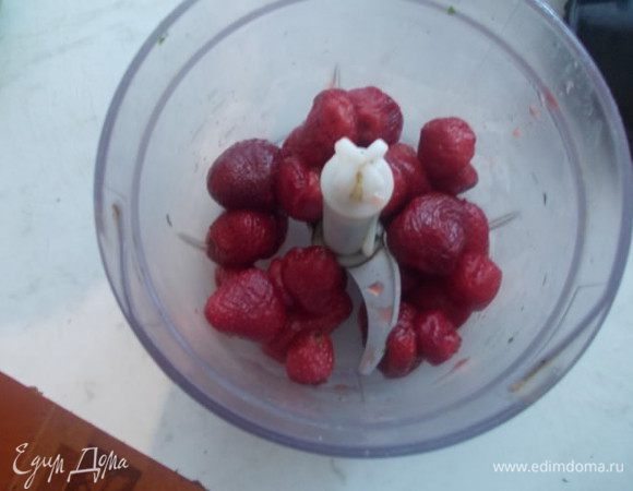 Тем временем приготовим мусс. У меня была замороженная клубника,но можно брать и свежую,будет только лучше.