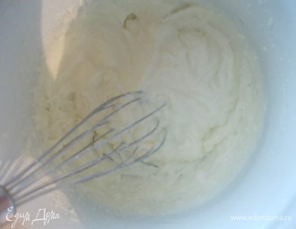 Сметану взбить венчиком с сахарной пудрой.
