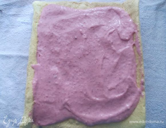 Замочить желатин в небольшом кол-ве воды и распустить его на водяной бане,или в микроволновке. Смешать клубничное пюре со сметанным кремом и не переставая взбивать,ввести желатин. Раскрутить рулет,выложить мусс сверху и распределить.