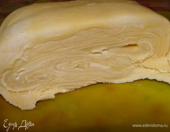 Приготовим слоеное тесто. Подробно здесь:
http://www.edimdoma.ru/retsepty/66584-mini-tort-yablonevyy-tsvet-retsept-sloenogo-bezdrozhzhevogo-testa.