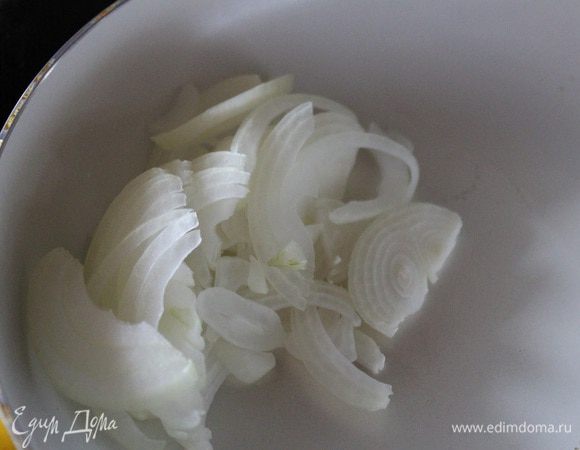 Лук нарезать тонкими полукольцами.