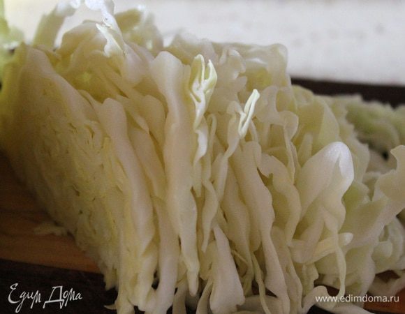 Капусту тонко нашинковать. И добавить к луку. Добавить 3 ст.л. растительного масла без запаха, обжаривать 5 минут.