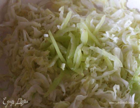 Затем добавить перец нарезанный соломкой.