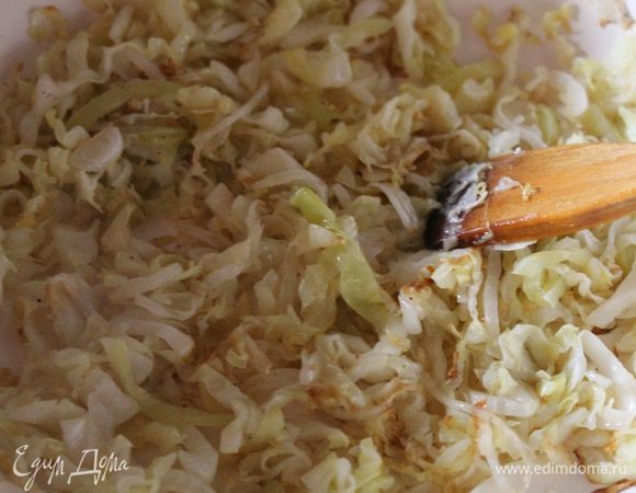 Обжаривать овощи, до слегка золотистого цвета.