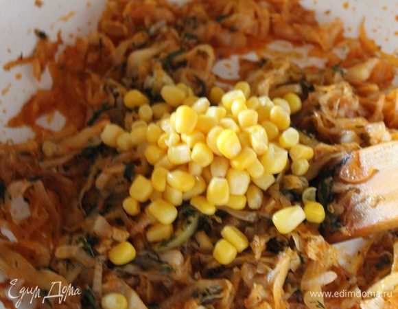Тушить до испарения жидкости, периодически помешивая. Снять с огня, посолить, поперчить по вкусу, добавить укроп и  кукурузу. Хорошо все перемешать.