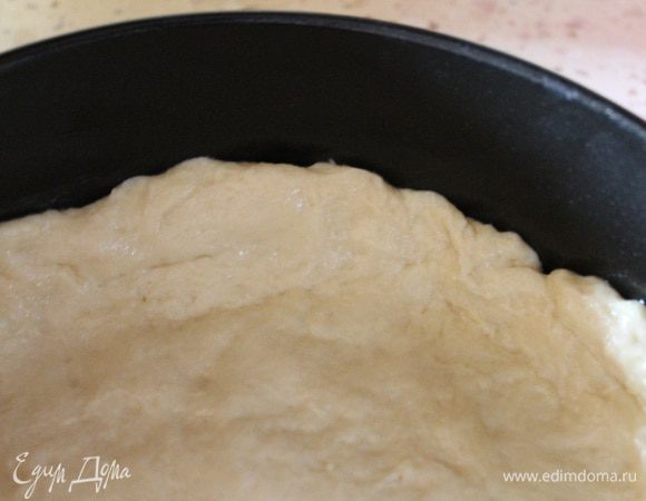 Форму смазать 1/2 ч.л. сливочного или растительного масла. Выкладываем в нее 200 г. теста и распределяем его, делая не высокие бортики 2-3 см.