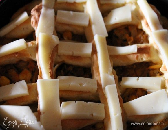 Как только пирог начнет приобретать слегка золотистый цвет, достать его из духовки. Сыр нарезать брусочками и разложить его на решетке из теста. И опять отправить в духовку на 5-8 минут..