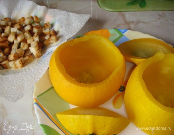 Кабачки очистить от середины, если есть семечки крупные удалить.
Отварить 15 минут.
Очистить картофель, помидор ошпарить и снять кожицу все порезать и отварить вместе с кабачком 15 минут, вода должна только чуть прикрывать овощи (в итоге бульон нам понадобится примерно 1.5 ст.), пюрировать блендером, положить 2 ст.л. плавленого сыра, зелень порезанную, соль по вкусу и перемешать.
