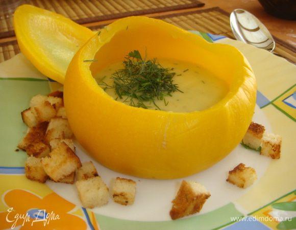 Положить в готовые горшочки украсить зеленью.
(моя порция поменьше)
Еще можно сделать гренки: батон порезать на квадратики и обжарить, положить на бум. полотенце, переложить в мисочку и подать к этому блюду.
Было хорошее сочетание.
Летнее легкое блюдо.