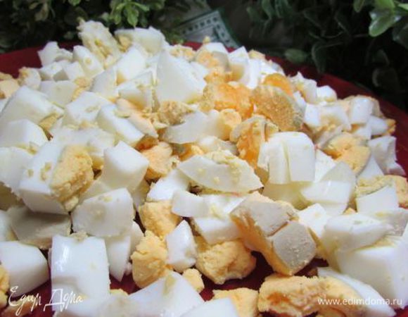 Яйца отварить, почистить и порезать крупными кусочками. 