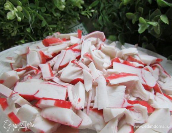  Крабовые палочки порезать крупными пластинками.