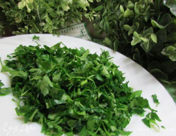 Зелень (у меня петрушка) вымыть, хорошо обсушить и мелко порезать. 