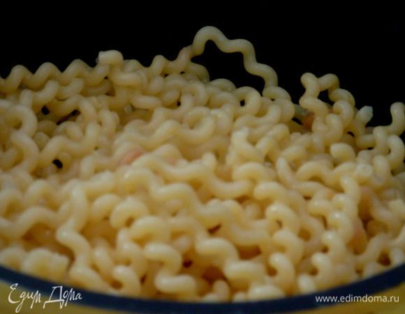 Отварить пасту в соответствие с инструкцией . 