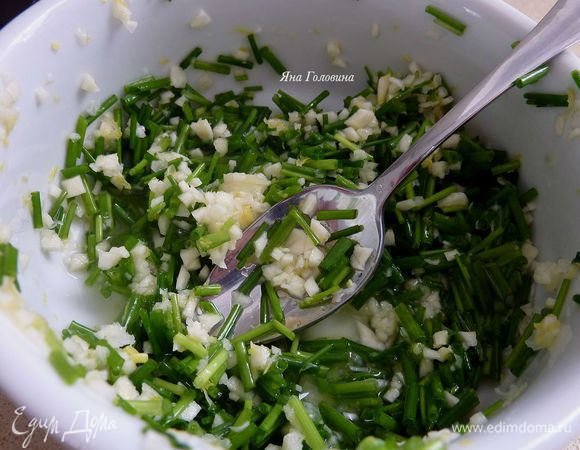 Измельчить чеснок и лук . 
