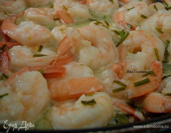 Снизить огонь . Добавить сливочное масло и чеснок , готовить 2 минуты . Добавить лимонный сок и по тушить минуту . По солить и поперчить . 
