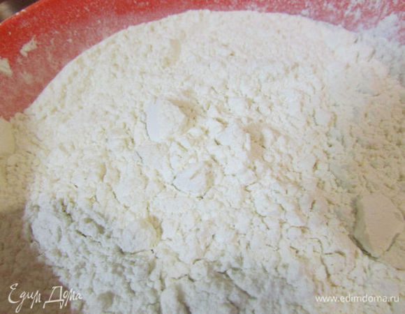 Муку и разрыхлитель просеять через сито.