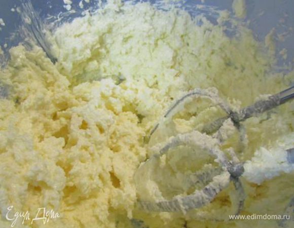 Маргарин и 200 г сахара взбить миксером до состояния белой массы. 