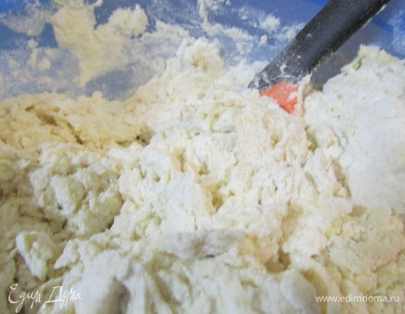 Затем всыпать муку. 