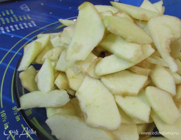 Яблоки помыть, очистить от шкурки и семян. Нарезать тонкими пластинками. 