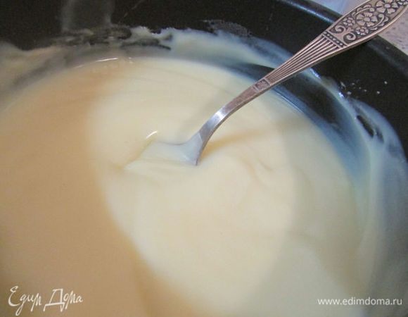 Сварить пудинг согласно инструкции на пачке. Вот такой густой должен получиться (только не кипятить!).