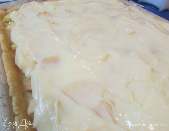 Горячий пудинг выложить на яблоки и разровнять.