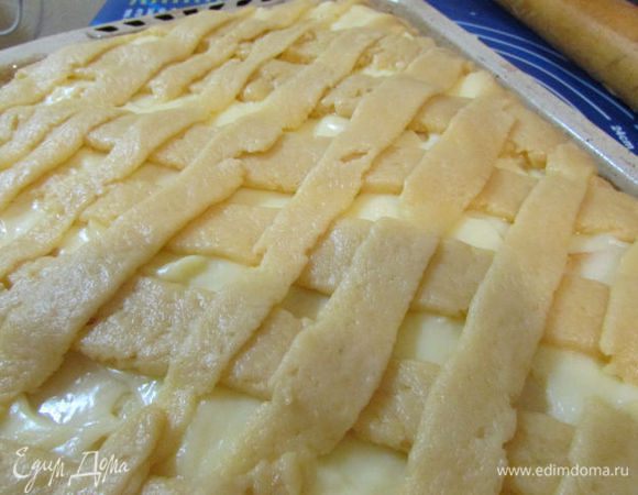 Сверху выложить вторую часть теста, я попыталась нарезать полоски и выложить на крем в виде решетки (кривенько, но я старалась))) ).
Отправить в разогретую духовку и выпекать при 180 градусах, 30-40 минут. 