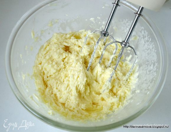 Масло взбить с сахаром до пышности, добавить 1 яйцо и 1 желток еще раз взбить.
