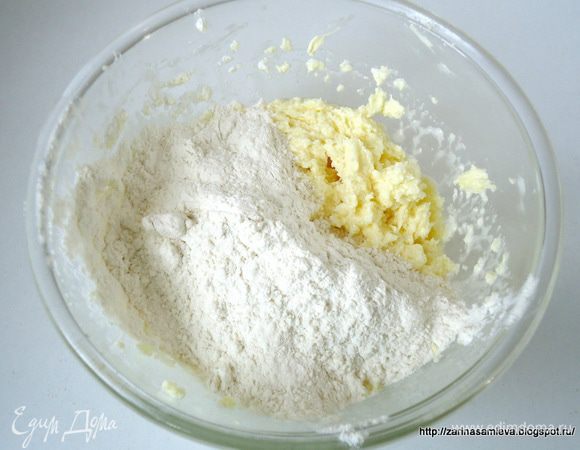 Муку с содой просеять в чашу с масляной смесью.
