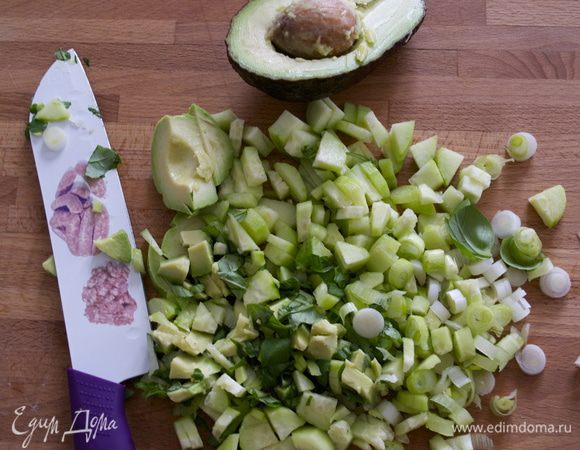 Нарезанные уже овощи собираем в центре доски и продолжаем нарезать последующие ингредиенты прямо в этой общей массе овощей!!! Очищаем авокадо и начинаем нарезать и его. Все в "общей куче"!...
P.S. Джейми утверждает, что такой способ нарезки салатов помогает оттачивать в целом технику нарезки овощей! ;))) Только осторожнее с пальцами!  