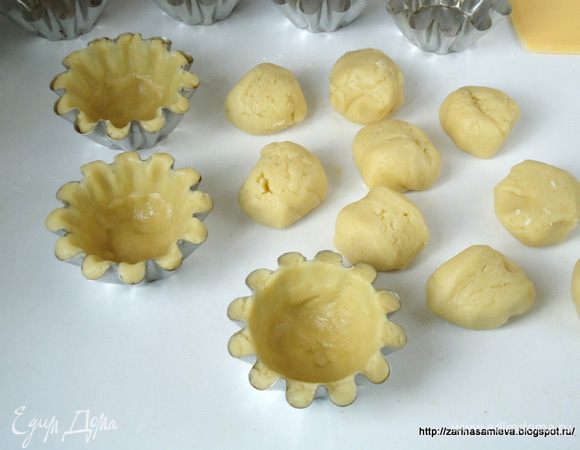  распределить по формам не смазывая их и не застилая. Дно корзинок наколоть вилкой. У меня получилось 12 корзинок. Выпекать корзинки в заранее разогретой духовке при 180°С, примерно 15 минут. 