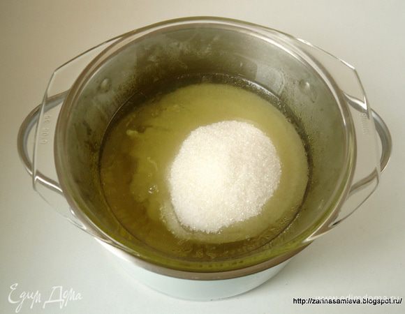 Для крема: На огонь поставить кастрюлю с водой для паровой бани. В кастрюле меньшего диаметра смешать белки, сахар и лимонную кислоту. 
