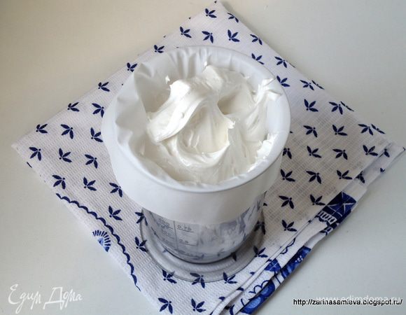 Ну, а если крем уже нужен для работы, то наполнить им кондитерский мешок с насадкой.