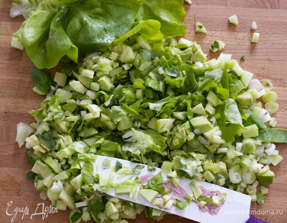 Затем добавляем листья салата романо (или любого другого салата по Вашему вкусу). Продолжаем измельчать... При желании в конце можно добавить 50 г натертого сыра Чеддер (я не добавляю).