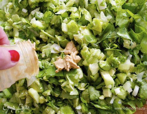 ...горчицу. Посолить и поперчить по вкусу. Все осторожно перемешать руками!
