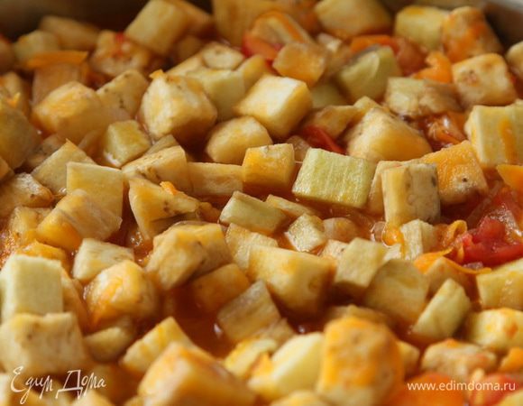 Туда же добавить бульон.