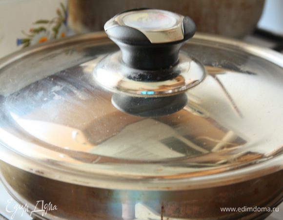 Под крышкой потомить 15 минут.