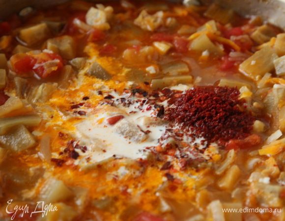 Затем добавляем в суп паприку, перец чили, зелень, сливки, рубленый чеснок и специи (какие считаете нужным). Если помидоры недостаточно сладкие - добавляем чайную ложку сахара.