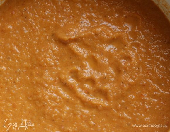 Даем супу немного остыть и пробиваем погружным блендером.