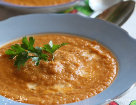 Разливаем суп по тарелкам и приглашаем всех к столу. Смачного! 