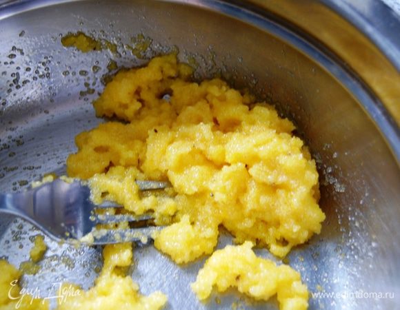 Яйцо разделить на белок и желток.
Желток перетираем с сахаром и ванильным сахаром.