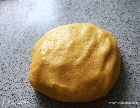 Постепенно добавляем просеянную муку с разрыхлителем. 
Замесить тесто и оставить "отдохнуть" в холоде 30 мин.
