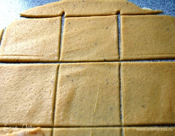 Охлажденное тесто нужно раскатать толщиной 2-3 мм.
Разрезаем на одинаковые квадратики.