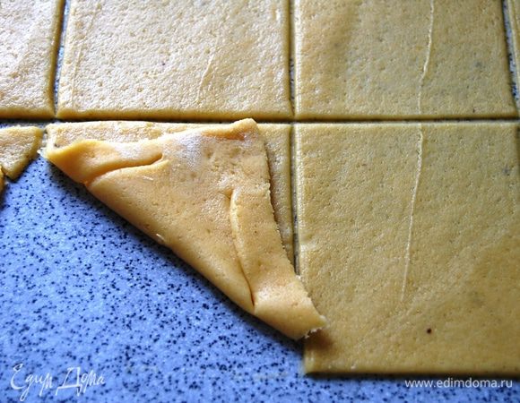 Квадратик нужно сложить по диагонали. 
Сделать разрезы с двух сторон до середины. 
Квадратик раскрыть, и сделать тоже самое с другой стороны. 