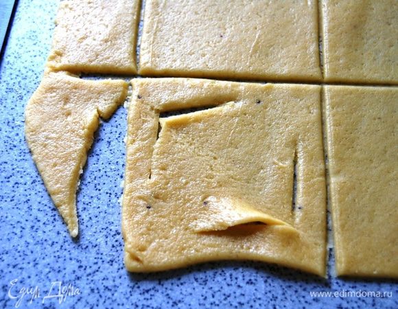 Готовый квадратик будет с разрезами. (это будущие лепестки мака)