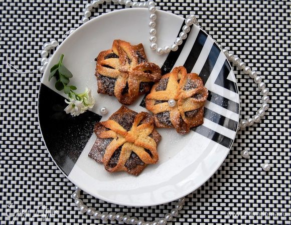 Готовые цветочки запекаем в разогретой до 180С духовке - 15(17) мин.
Ориентируйтесь на свою духовку. 
Как только печенье будет красивого золотого цвета - вынимайте. 

Смачного ;)
