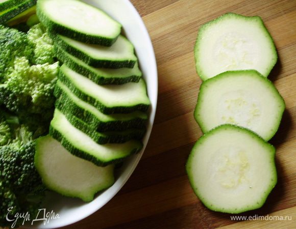 Нарезать овощи. Цукини полукольцами, брокколи разделить на соцветия.