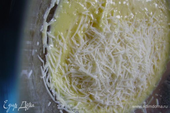 Сыр натереть на мелкой терке. В муку добавить немного молока, хорошо перемешать, чтобы не было комочков. Добавить яйца, соль, перец, оставшееся молоко и взбить венчиком. Добавит сыр, тщательно перемешать.