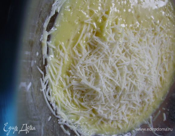 Сыр натереть на мелкой терке. В муку добавить немного молока, хорошо перемешать, чтобы не было комочков. Добавить яйца, соль, перец, оставшееся молоко и взбить венчиком. Добавит сыр, тщательно перемешать.