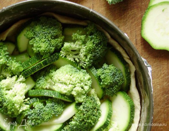 На корж по кругу выложить, чередуя, цукини и брокколи. Залить яично-молочной массой и выпекать 40 мин при 180 С